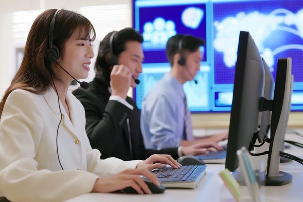 Biểu tượng tai nghe và người hỗ trợ, tượng trưng cho dịch vụ khách hàng 24/7.